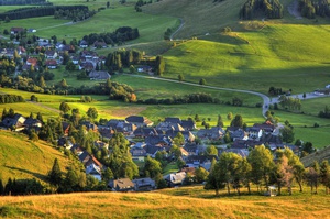 Auf dem Bernauer Panoramaweg passiert man den Ortsteil Dorf. Foto: Erich Spiegelhalter