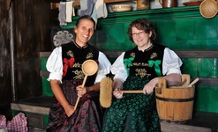 Die Chefinnen vom Resenhof: Margret Köpfer (li.) und Pia Kohlbrenner. Foto: Birgit-Cathrin Duval