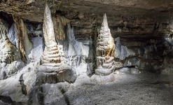 Zwei hohe Stalagmiten in der Erdmannshöhle in Hasel. Foto: Michael Trefzer.