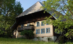 Fast hundert denkmalgeschtzte Bauernhuser gibt es in Bernau: Hof im Ortsteil Dorf. Foto: Heike Budig