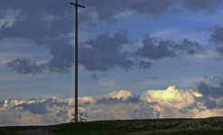 Von der Ferne weit zu sehen: Das Gipfelkreuz des Herzogenhorns, Hausberg von Bernau. Foto: Ute Meier