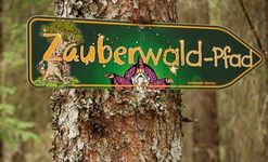 Wegweiser durch den Zauberwald-Pfad in Bernau. Foto: Heike Budig