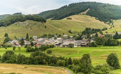 Blick auf Bernau, Ortsteil Dorf mit Scheibenfelsen. Foto: Klaus Hansen