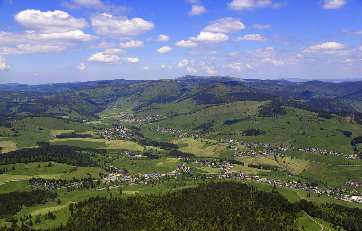 Bernau Schwarzwald Hochtal Steig Blick auf Dorf und ins Hochtal Fruehsommer Abend.jpg