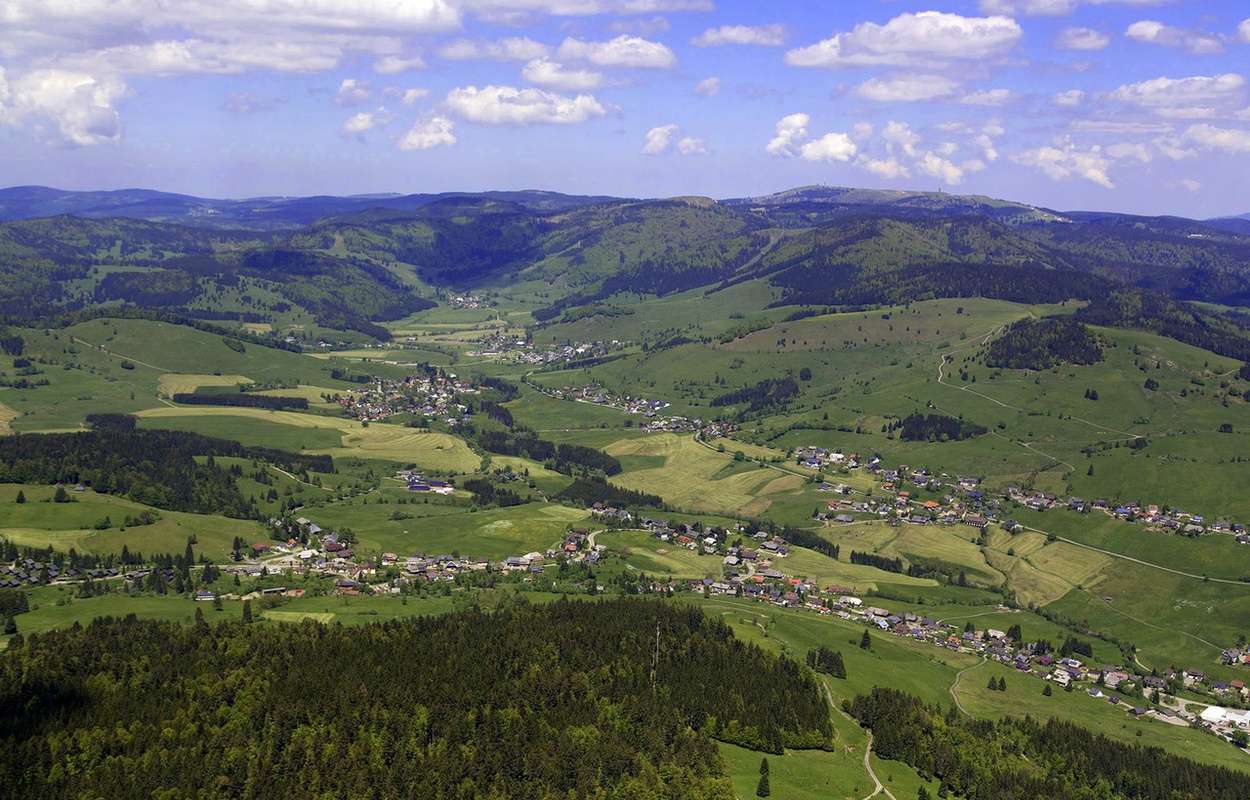 Blick auf das gesamte Bernauer Hochtal im südlichen Schwarzwald, rechts am Horizont der Feldberg. Foto: Achim Mende