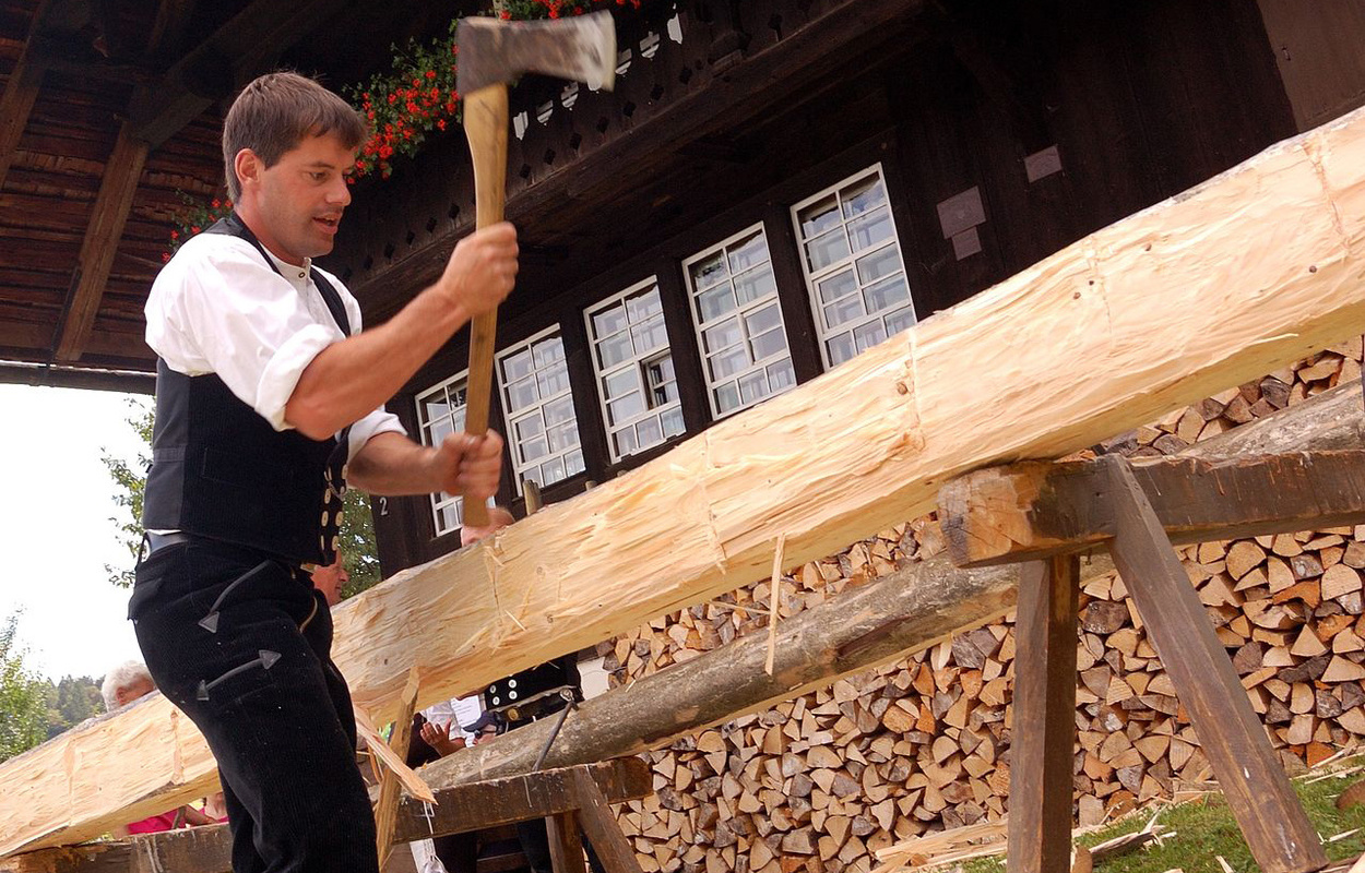 So bearbeitet man einen Stamm: Zimmermann bei den Holzschneflertagen in Bernau. Foto: Heike Budig