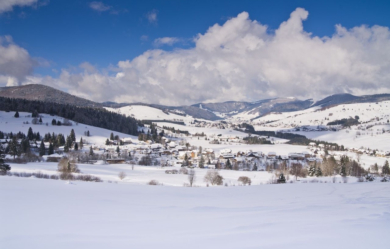 Bernau Schwarzwald Winter Blick ueber verschneites Hochtal Gesamttal Richtung Herzogenhorn. Foto: Michael Arndt