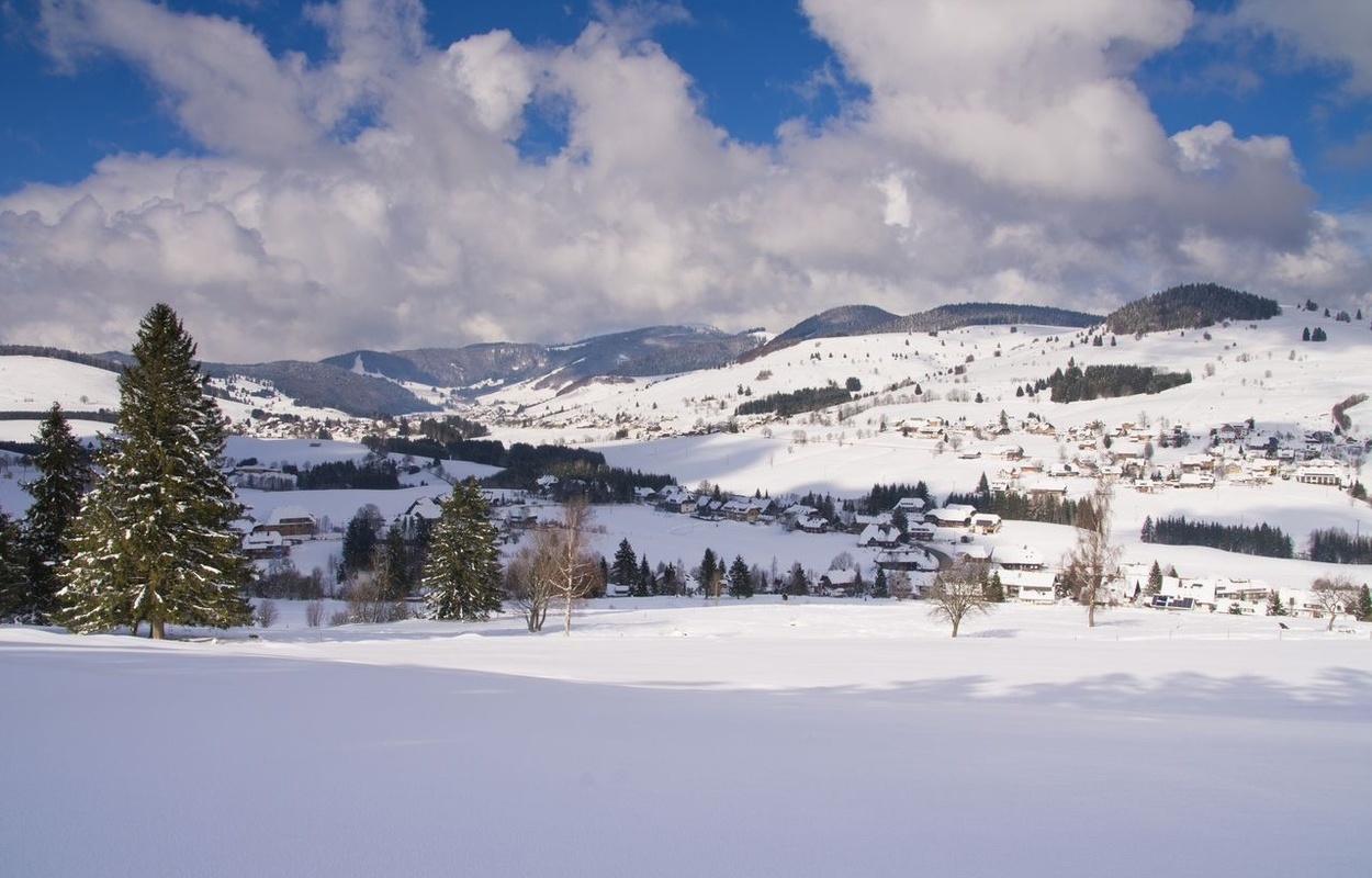 Bernau Schwarzwald Winter Blick ins winterliche Hochtal Richtung Herzogenhorn Wolkenhimmel. Foto: Michael Arndt